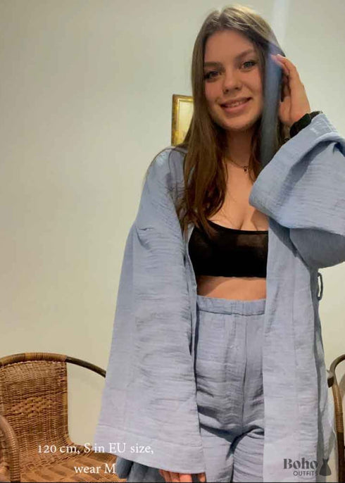 Conjunto de pijama bohemio de Emily Cotton en azul y azul marino.